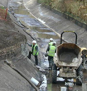 Rapid reinstatement of concrete lining to a canal